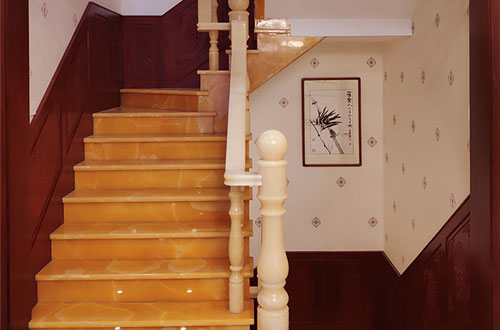 荔城中式别墅室内汉白玉石楼梯的定制安装装饰效果
